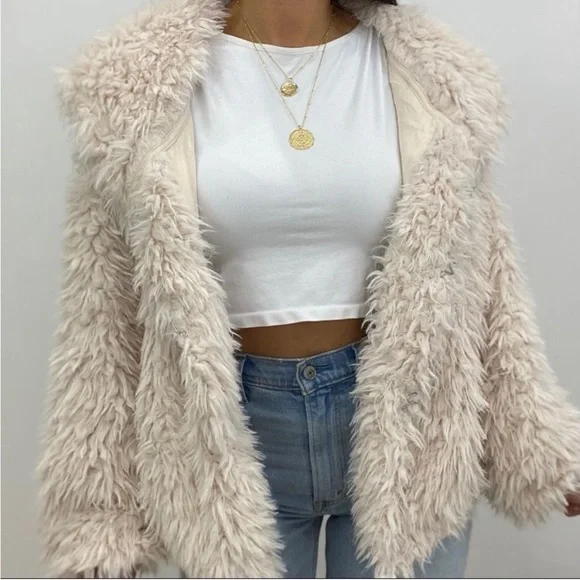 NWT Dress Forum Women’s Oversized Faux Fur Fluffy Hooded Jacket in Cream - Picture 4 of 6